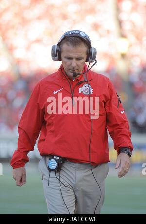 September 2013 - Berkeley, CA, USA - 14. September 2013 - Berkeley CA, USA - Ohio State Head Coach Urban Meyer Pace die Seitenlinie während des NCAA Football Spiels zwischen Ohio State Buckeyes und California Golden Bears 52-34 Sieg im Memorial Stadium Berkeley Calif(Credit Image: © Thurman James/Cal Sport Media/ZUMAPRESS.com) Stockfoto