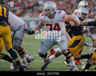 September 2013 - Berkeley, CA, USA - 14. September 2013 - Berkeley CA, USA - Ohio State OL # 74 Jack Mewhart während des NCAA Football Spiels zwischen Ohio State Buckeyes und California Golden Bears 52-34 Sieg im Memorial Stadium Berkeley Calif(Kreditbild: © Thurman James/Cal Sport Media/ZUMAPRESS.com) Stockfoto