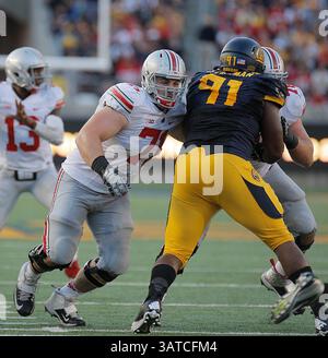 September 2013 - Berkeley, CA, USA - 14. September 2013 - Berkeley CA, USA - Ohio State C # 71 Corey Linsley während des NCAA Football-Spiels zwischen Ohio State Buckeyes und California Golden Bears im Memorial Stadium Berkeley Calif (Kreditbild: © Thurman James/Cal Sport Media/ZUMAPRESS.com) Stockfoto