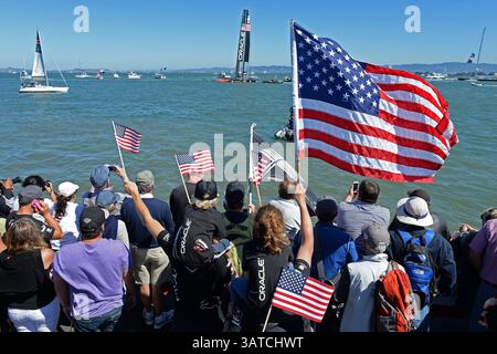 15. September 2013 - San Francisco, CA, USA - die Fans schwingen die US-Flagge, während Oracle Team USA am Sonntag, den 15. September 2013, im America's Cup Park in San Francisco, Kalifornien, beim neunten Rennen des America's Cup Finales gegen das Emirates Team New Zealand antritt. (Kreditbild: © Jose Carlos Fajardo/MCT/ZUMAPRESS.com) Stockfoto