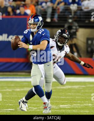 September 2013 - East Rutherford, NJ, USA - Eli Manning der New York Giants versucht, Robert Ayers aus Denver Broncos im MetLife Stadium in East Rutherford, New Jersey, am Sonntag, 15. September 2013 zu entkommen. (Kreditbild: © Tyson Trish/MCT/ZUMAPRESS.com) Stockfoto