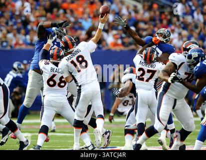 15. September 2013 – East Rutherford, NJ, USA – Peyton Manning von Denver Broncos schießt am Sonntag, 15. September 2013, im MetLife Stadium in East Rutherford, New Jersey einen Pass über die New York Giants. (Kreditbild: © Tyson Trish/MCT/ZUMAPRESS.com) Stockfoto