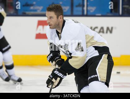 15. September 2013 – Columbus, OH, Vereinigte Staaten von Amerika – 15. September 2013: Verteidiger der Pittsburgh Penguins Rob Scuderi (4) während des Aufwärmens vor dem NHL-Spiel zwischen den Pittsburgh Penguins und den Columbus Blue Jackets in der Nationwide Arena in Columbus, OH. Die Columbus Blue Jackets besiegten die Pittsburgh Penguins 5-4 in Überstunden. (Bild: © Aaron Doster/Cal Sport Media/ZUMAPRESS.com) Stockfoto