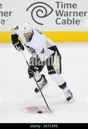 15. September 2013 – Columbus, OH, Vereinigte Staaten von Amerika – 15. September 2013: Rob Scuderi (4) kontrolliert den Puck während des NHL-Spiels zwischen den Pittsburgh Penguins und den Columbus Blue Jackets in der Nationwide Arena in Columbus, OH. Die Columbus Blue Jackets besiegten die Pittsburgh Penguins 5-4 in Überstunden. (Bild: © Aaron Doster/Cal Sport Media/ZUMAPRESS.com) Stockfoto