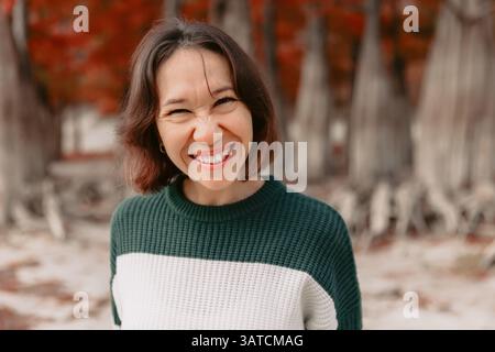 Porträt der lächelnden Frau im Herbstpark. Stilvolle Frau mit glücklichen Emotionen Stockfoto