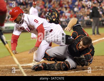 16. September 2013 – Philadelphia, PA, USA – Domonic Brown von Philadelphia Phillies stößt beim dritten Inning im Citizens Bank Park in Philadelphia, Pennsylvania, am Montag, 16. September 2013 auf den Miami Marlins-Fänger Jeff Mathis. (Kreditbild: © Yong Kim/MCT/ZUMAPRESS.com) Stockfoto