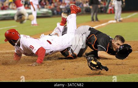 16. September 2013 – Philadelphia, PA, USA – Domonic Brown von Philadelphia Phillies stößt beim dritten Inning im Citizens Bank Park in Philadelphia, Pennsylvania, am Montag, 16. September 2013 auf den Miami Marlins-Fänger Jeff Mathis. (Kreditbild: © Yong Kim/MCT/ZUMAPRESS.com) Stockfoto