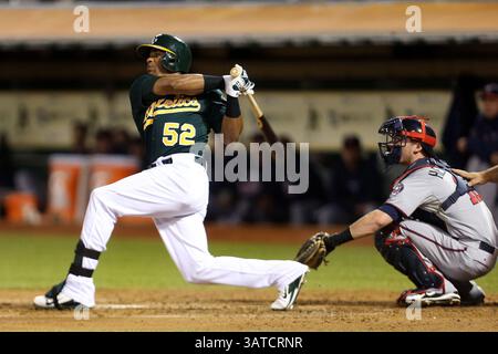20. September 2013 - Oakland, CA, USA - Yoenis Cespedes (52) beobachtet den Flug seines Solo-Heimlaufs gegen die Minnesota Twins im zweiten Inning im O.Co Coliseum in Oakland, Kalifornien, am Freitag, den 20. September 2013. (Kreditbild: © Ray Chavez/MCT/ZUMAPRESS.com) Stockfoto