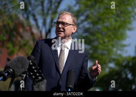 Washington, Vereinigte Staaten. April 2025. Kevin A. Hassett, Direktor des National Economic Council (NEC), spricht am 17. April 2025 vor den Medien im Weißen Haus in Washington, DC. Quelle: Chris Kleponis/CNP/dpa/Alamy Live News Stockfoto