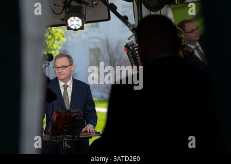 Washington, Vereinigte Staaten. April 2025. Kevin A. Hassett, Direktor des National Economic Council (NEC), spricht am 17. April 2025 vor den Medien im Weißen Haus in Washington, DC. Quelle: Chris Kleponis/CNP/dpa/Alamy Live News Stockfoto