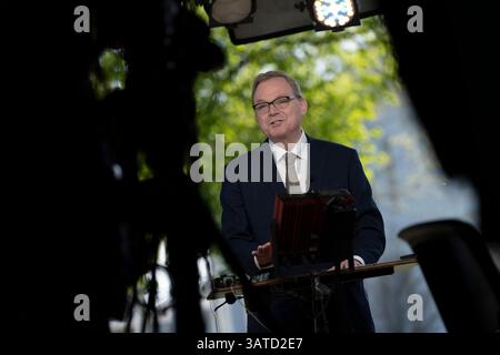 Washington, Vereinigte Staaten. April 2025. Kevin A. Hassett, Direktor des National Economic Council (NEC), spricht am 17. April 2025 vor den Medien im Weißen Haus in Washington, DC. Quelle: Chris Kleponis/CNP/dpa/Alamy Live News Stockfoto