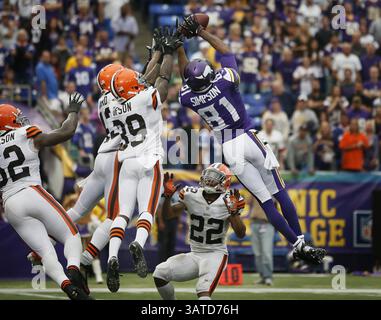 22. September 2013 - Minneapolis, MN, USA - Minnesota Vikings Wide Receiver Jerome Simpson (81) konnte diesen Hail Mary Pass nicht spät im vierten Quartal einbringen. Die Cleveland Browns besiegten die Minnesota Vikings am Sonntag 31 mit 27 Jahren in Minneapolis, Minnesota. September 2013. (Kreditbild: © Jerry Holt/MCT/ZUMAPRESS.com) Stockfoto