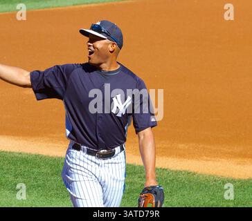September 2013 - New York, New York, USA S - MARIANO RIVERA, ein Pitcher für die New York Yankees, winkt jemandem zu, den er kennt, nachdem er vor dem Spiel im Yankee Stadium das Schlagtraining gemacht hat. Es war der Mariano Rivera Day, eine Hommage an den größten Schlusskrug aller Zeiten, der am Ende der Saison der Yankees in diesem Jahr in den Ruhestand geht. Aber die Giants schlugen die Yankees immer noch mit 2:1. (Kreditbild: © Staton Rabin/ZUMAPRESS.com) Stockfoto
