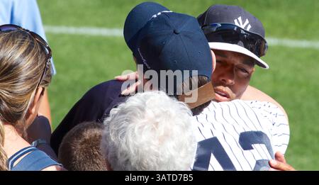 September 2013 - New York, New York, USA S - MARIANO RIVERA, ein Pitcher der New York Yankees, schließt einen Fan (vielleicht jemanden, den er kennt) ein, während er heute im Yankee Stadium Autogramme unterschreibt. Es war der Mariano Rivera Day hier, eine Hommage an den größten Schlusskrug aller Zeiten, der am Ende der Saison der Yankees in diesem Jahr in den Ruhestand geht. Die Giants schlugen die Yankees mit 2:1. (Kreditbild: © Staton Rabin/ZUMAPRESS.com) Stockfoto