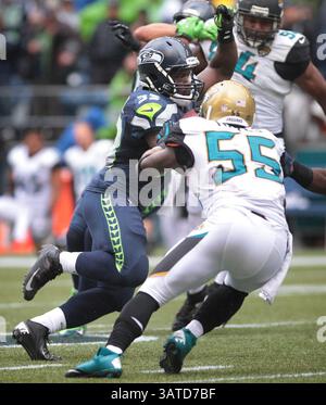 22. September 2013 - Seattle, WA, USA - Seattle Seahawks Running Back Christine Michael schlägt gegen Jacksonville Jaguars Linebacker Geno Hayes beim CenturyLink Field in Seattle, Washington, Sonntag, 22. September 2013 zurück. (Bild: © Tony Overman/MCT/ZUMAPRESS.com) Stockfoto