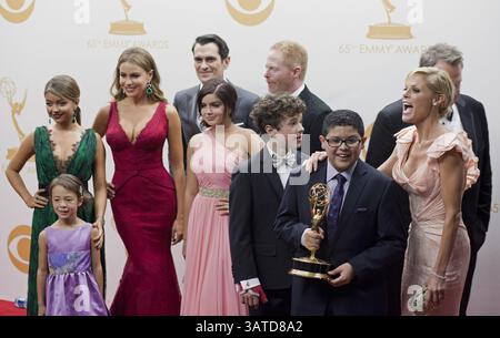 September 2013 – Los Angeles, Kalifornien, USA S - (L-R) Schauspieler Sarah Hyland, Aubrey Anderson-Emmons, Sofia Vergara, Ty Burrell, Jesse Tyler Ferguson, Ariel Winter, Eric Stonestreet, Nolan Gould, Rico Rodriguez, Julie Bowen posieren im Pressesaal der 65. jährlichen Primetime Emmy Awards, die am Sonntag, den 22. September 2013, in Los Angeles, Kalifornien, im Nokia Theatre L.A. stattfinden. (Bild: © Prensa Internacional/ZUMAPRESS.com) Stockfoto