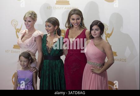 September 2013 – Los Angeles, Kalifornien, USA Die Schauspielerinnen Julie Bowen, Aubrey Anderson-Emmons, Sarah Hyland, Sofia Vergara und Ariel Winter posieren im Pressesaal der 65. Jährlichen Primetime Emmy Awards, die am Sonntag, den 22. September 2013 in Los Angeles, Kalifornien, im Nokia Theatre L.A. stattfinden. (Bild: © Prensa Internacional/ZUMAPRESS.com) Stockfoto