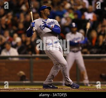 24. September 2013 – San Francisco, CA, USA – Yasiel Puig (66) der Los Angeles Dodgers reagiert auf einen Schlag gegen die San Francisco Giants im dritten Inning im AT&T Park in San Francisco, Kalifornien, am Dienstag, den 24. September 2013. (Kreditbild: © Nhat V. Meyer/MCT/ZUMAPRESS.com) Stockfoto