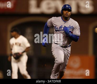24. September 2013 – San Francisco, CA, USA – Carl Crawford (25) der Los Angeles Dodgers fährt am Dienstag, den 24. September 2013, im fünften Inning im AT&T Park in San Francisco, Kalifornien, zum dritten Stützpunkt. (Kreditbild: © Nhat V. Meyer/MCT/ZUMAPRESS.com) Stockfoto