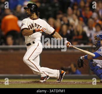 24. September 2013 – San Francisco, CA, USA – San Francisco Giants' Angel Pagan (16) bekommt am Dienstag, den 24. September 2013, im dritten Inning im AT&T Park in San Francisco, Kalifornien, einen Base-Treffer gegen die Los Angeles Dodgers. (Kreditbild: © Nhat V. Meyer/MCT/ZUMAPRESS.com) Stockfoto