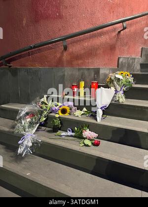 Handreichung mit freundlicher Genehmigung von Megan Pacey mit Blumen und Kerzen auf den Stufen zum Bahnhof Castellammare di Stabia in Italien. Zwei britische Touristen und ein israelischer Staatsangehöriger waren unter vier Menschen, die am Donnerstag bei einem Seilbahnunfall in Monte Faito in Castellammare di Stabia ums Leben kamen. Bilddatum: Freitag, 18. April 2025. Stockfoto