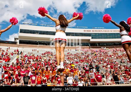 5. Oktober 2013: Die Cheerleader der Florida State Seminoles treten während des Spiels zwischen den Maryland Terrapins und den Florida State Seminoles im Doak S. Campbell Stadium auf. Florida State besiegte Maryland 63-0.(Bild: © Gray Quetti/Cal Sport Media/ZUMAPRESS.com) Stockfoto