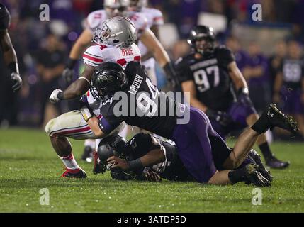 5. Oktober 2013: Evanston, Illinois, Vereinigte Staaten von Amerika - 5. Oktober 2013: Ohio State Running Back Carlos Hyde (34) läuft mit dem Ball, als Northwestern Defensive Lineman will Hampton (92) und Safety Ibraheim Campbell (24) während der NCAA Football-Action zwischen den Ohio State Buckeyes und den Northwestern Wildcats im Ryan Field in Evanston, Illinois, angreifen. Ohio State besiegte Northwestern 40–30. (Foto: © John Mersits/Cal Sport Media/ZUMAPRESS.com) Stockfoto