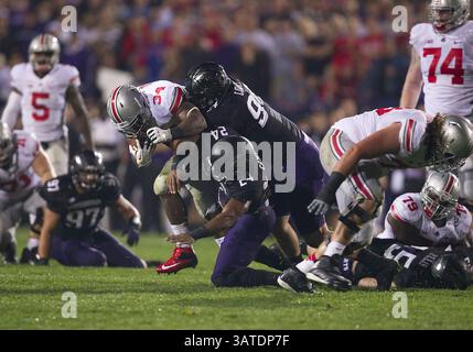 5. Oktober 2013: Evanston, Illinois, Vereinigte Staaten von Amerika - 5. Oktober 2013: Ohio State Running Back Carlos Hyde (34) läuft mit dem Ball, als Northwestern Defensive Lineman will Hampton (92) und Safety Ibraheim Campbell (24) während der NCAA Football-Action zwischen den Ohio State Buckeyes und den Northwestern Wildcats im Ryan Field in Evanston, Illinois, angreifen. Ohio State besiegte Northwestern 40–30. (Foto: © John Mersits/Cal Sport Media/ZUMAPRESS.com) Stockfoto
