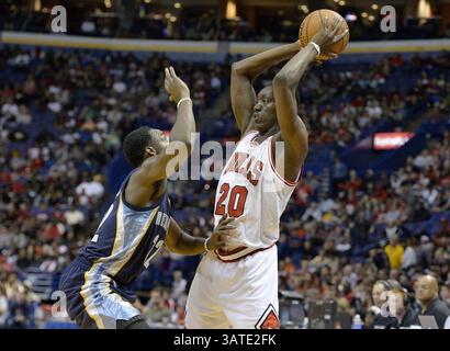 Oktober 2013 - St. Louis, Missouri, USA S - Chicago Bulls Small Forward TONY SNELL (20) hält den Ball während der zweiten Halbzeit im Scottrade Center von Memphis Grizzlies Schützer JAMAAL FRANKLIN (22) fern. Die Bulls besiegen die Grizzlies mit 106 zu 87. (Bild: © Jasen Vinlove/ZUMAPRESS.com) Stockfoto