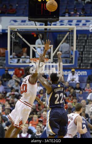 Oktober 2013 - St. Louis, Missouri, USA Der kleine Stürmer TONY SNELL (20) der Chicago Bulls versucht, einen Schuss des Memphis Grizzlies Schützers JAMAAL FRANKLIN (22) während der zweiten Halbzeit im Scottrade Center zu blockieren. Die Bulls besiegen die Grizzlies mit 106 zu 87. (Bild: © Jasen Vinlove/ZUMAPRESS.com) Stockfoto