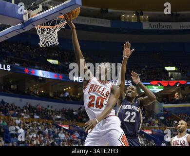 Oktober 2013 - St. Louis, Missouri, USA S - Chicago Bulls Small Stürmer TONY SNELL (20) legt sich in der zweiten Halbzeit im Scottrade Center gegen die Memphis Grizzlies. Die Bulls besiegen die Grizzlies mit 106 zu 87. (Bild: © Jasen Vinlove/ZUMAPRESS.com) Stockfoto