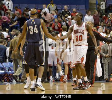 Oktober 2013 - St. Louis, Missouri, USA S - Memphis Grizzlies Small Forward DERRICK BYARS (34) und Chicago Bulls Small Forward TONY SNELL (20) schütteln sich nach dem Spiel zwischen den Chicago Bulls und den Memphis Grizzlies im Scottrade Center die Hände. Die Bulls besiegen die Grizzlies mit 106 zu 87. (Bild: © Jasen Vinlove/ZUMAPRESS.com) Stockfoto