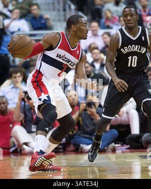 8. Oktober 2013 - Washington, DC, USA - Washington Wizards Point Guard John Wall (2) fährt in der ersten Hälfte ihres Vorsaisonspiels im Verizon Center in Washington, D.C. am Dienstag, 8. Oktober 2013 gegen Brooklyn Nets Point Guard Tyshawn Taylor (10). (Bild: © Harry E. Walker/MCT/ZUMAPRESS.com) Stockfoto