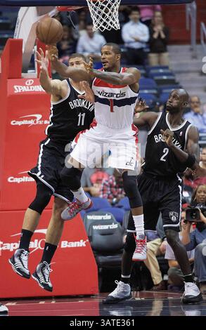8. Oktober 2013 - Washington, DC, USA - Washington Wizards Small Forward Trevor Ariza (1) fährt und übergibt den Ball zwischen Brooklyn Nets Center Brook Lopez (11), links und Power Forward Kevin Garnett (2) während der ersten Hälfte ihres Vorsaisonspiels im Verizon Center in Washington, D.C. am Dienstag, 8. Oktober 2013. (Bild: © Harry E. Walker/MCT/ZUMAPRESS.com) Stockfoto
