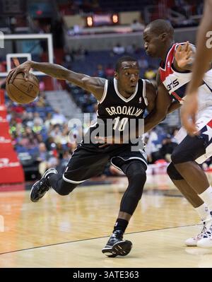 8. Oktober 2013 - Washington, DC, USA - Brooklyn Nets Point Guard Tyshawn Taylor (10) fährt in der ersten Hälfte des Vorsaisonspiels im Verizon Center in Washington, D.C. am Dienstag, 8. Oktober 2013 gegen Washington Wizards Small Forward Martell Webster (9). (Bild: © Harry E. Walker/MCT/ZUMAPRESS.com) Stockfoto