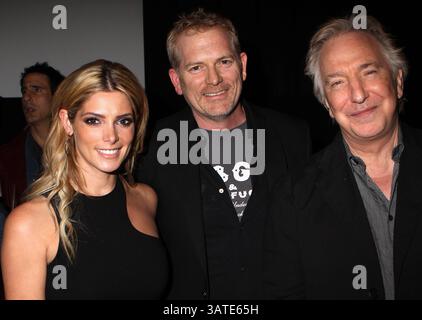 8. Oktober 2013 - New York City, NY, USA - Ashley Greene, Randall Miller und Alan Rickman bei der Premiere von „CBGB: The Movie“ während des CBGB Music & Film Festivals 2013 im Landmark Sunshine Cinema am 8. Oktober 2013 in New York City (Credit Image: © Nancy Rivera/Ace Pictures/ZUMAPRESS.com) Stockfoto