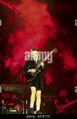 9. Januar 2009 - Kanada - From Remote** die AC/DC Black Ice World Tour rollte im Rogers Centre in Toronto für ein atemberaubendes Set vor einem ausverkauften Publikum. (Im Bild) Angus Young wird während „Back in Black“ in rotes heißes Licht und Rauch getaucht. (Sun Photo/Jack Boland) Original Dateiname war 0E1X5711.jpg bearbeitet: Freitag, 9. Januar 2009 10:18:56 Uhr (Foto: © PHOTOGNOSOURCE/QMI Agency/ZUMAPRESS.com) Stockfoto