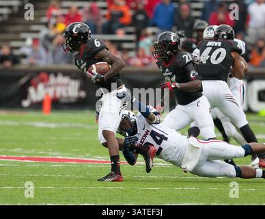 19. Oktober 2013 - Cincinnati, OH, Vereinigte Staaten von Amerika - 19. Oktober 2013: Cincinnati Bearcats Wide Receiver Anthony McClung (6) vermeidet einen Angriff von Connecticut Huskies Wide Receiver Noel Thomas (24) während des NCAA Football Spiels zwischen den Connecticut Huskies und den Cincinnati Bearcats im Nippert Stadium in Cincinnati, OH. Die Cincinnati Bearcats besiegten 41 die Connecticut Huskies. (Bild: © Aaron Doster/Cal Sport Media/ZUMAPRESS.com) Stockfoto
