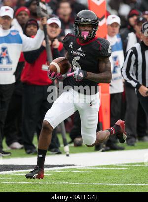 19. Oktober 2013 - Cincinnati, OH, Vereinigte Staaten von Amerika - 19. Oktober 2013: Anthony McClung (6) trägt den Ball während des NCAA Football-Spiels zwischen den Connecticut Huskies und den Cincinnati Bearcats im Nippert Stadium in Cincinnati, OH. Die Cincinnati Bearcats besiegten 41 die Connecticut Huskies. (Bild: © Aaron Doster/Cal Sport Media/ZUMAPRESS.com) Stockfoto