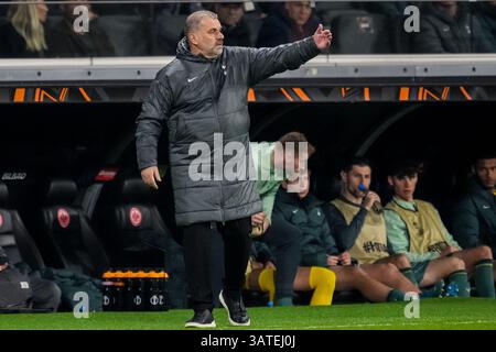 FRANKFURT AM MAIN – 17. APRIL: Tottenham Hotspur-Cheftrainer Ange Postecoglou gestubt beim Viertelfinale der UEFA Europa League 2024/25 im zweiten Leg zwischen Eintracht Frankfurt und Tottenham Hotspur am 17. April 2025 im Deutschen Bank Park. (Foto: Rene Nijhuis) Credit: René Nijhuis/Alamy Live News Stockfoto