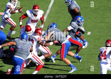 19. Oktober 2013: Lawrence, Kansas, Vereinigte Staaten von Amerika – Kansas Jayhawks, der sich in der ersten Spielhälfte mit James Sims (29) herumschlägt. Die Sooners führen die Jayhawks 18-13 im Memorial Stadium an. (Bild: © Jacob Paulsen/ZUMAPRESS.com) Stockfoto
