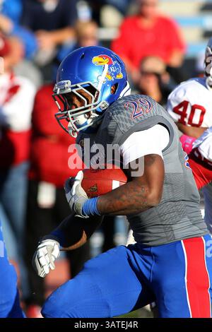 19. Oktober 2013: Lawrence, Kansas, Vereinigte Staaten von Amerika – Kansas Jayhawks, der sich in der zweiten Spielhälfte um die Yardage dreht. Die Sooners besiegen die Jayhawks 34-19 im Memorial Stadium. (Bild: © Jacob Paulsen/ZUMAPRESS.com) Stockfoto