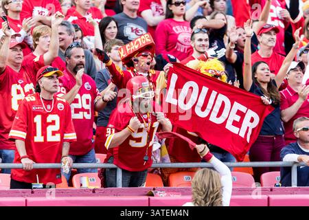 20. Oktober 2013 – Kansas City, Missouri, Vereinigte Staaten von Amerika – 20. Oktober 2103: Fans der Kansas City Chiefs während des NFL-Spiels zwischen den Houston Texans und den Kansas City Chiefs im Arrowhead Stadium in Kansas City, MO. Die Chiefs besiegten die Texaner mit 17:16. (Bild: © Tim Warner/Cal Sport Media/ZUMAPRESS.com) Stockfoto