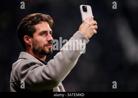 FRANKFURT AM MAIN – 17. APRIL: Eintracht Frankfurt Torhüter Kevin Trapp macht ein Foto vor dem zweiten Leg-Spiel der UEFA Europa League 2024/25 zwischen Eintracht Frankfurt und Tottenham Hotspur am 17. April 2025 im Deutschen Bank Park in Frankfurt am Main. (Foto: Rene Nijhuis) Credit: René Nijhuis/Alamy Live News Stockfoto