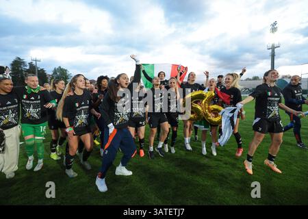Biella, Italien. April 2025. Juventus-Spieler und -Mitarbeiter feiern das 6. Liga-Turnier des Vereins nach dem Spiel Juventus Women vs AC Milan Women Serie A Femminile im Stadio Vittorio Pozzo, Biella. Der Bildnachweis sollte lauten: Jonathan Moscrop/Sportimage Credit: Sportimage Ltd/Alamy Live News Stockfoto