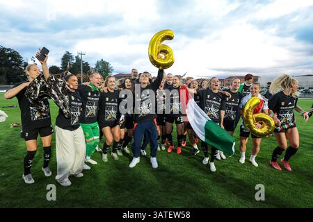 Biella, Italien. April 2025. Juventus-Spieler und -Mitarbeiter feiern das 6. Liga-Turnier des Vereins nach dem Spiel Juventus Women vs AC Milan Women Serie A Femminile im Stadio Vittorio Pozzo, Biella. Der Bildnachweis sollte lauten: Jonathan Moscrop/Sportimage Credit: Sportimage Ltd/Alamy Live News Stockfoto