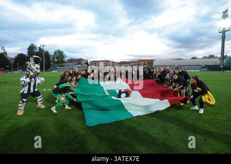 Biella, Italien. April 2025. Juventus-Spieler und -Mitarbeiter feiern das 6. Liga-Turnier des Vereins nach dem Spiel Juventus Women vs AC Milan Women Serie A Femminile im Stadio Vittorio Pozzo, Biella. Der Bildnachweis sollte lauten: Jonathan Moscrop/Sportimage Credit: Sportimage Ltd/Alamy Live News Stockfoto