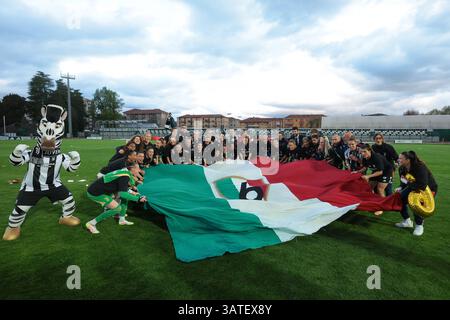 Biella, Italien. April 2025. Juventus-Spieler und -Mitarbeiter feiern das 6. Liga-Turnier des Vereins nach dem Spiel Juventus Women vs AC Milan Women Serie A Femminile im Stadio Vittorio Pozzo, Biella. Der Bildnachweis sollte lauten: Jonathan Moscrop/Sportimage Credit: Sportimage Ltd/Alamy Live News Stockfoto