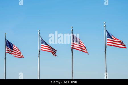 Vier US-Flaggen winken im Wind vor blauem Himmel Stockfoto