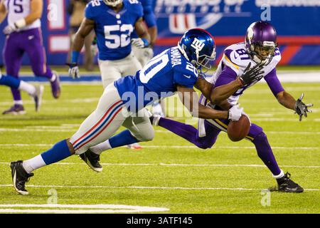 21. Oktober 2013: New York Giants Cornerback Prince Amukamara (20) bricht den Pass für den Minnesota Vikings Wide Receiver Jerome Simpson (81) während des NFL-Spiels zwischen den Minnesota Vikings und den New York Giants im MetLife Stadium in East Rutherford, New Jersey auf. (Christopher Szagola/Cal Sport Media)(Bild: © Chris Szagola/Cal Sport Media/ZUMAPRESS.com) Stockfoto